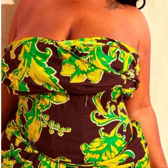 Pretty Little Thing | Brown Floral Boning Dipped Hem Corset Top - Plus size - Picture 2 of 7